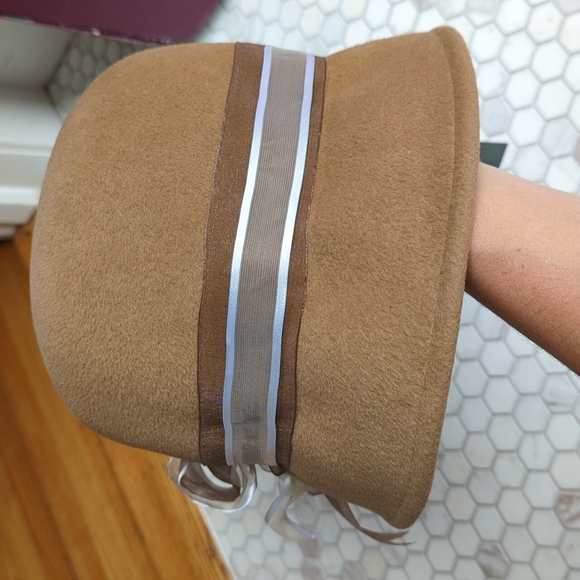 NWT Gabriel Amar for Frank Olive camel color velour hat with floral and ribbons - Picture 4 of 7